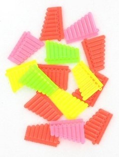 PLASTIC LUCKY DIP WHISTLES (98 pcs)